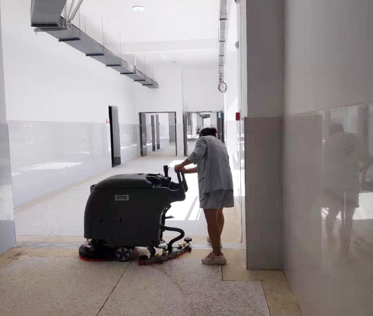 南昌師范附屬小學新龍校區保潔人員試用旭潔X530手推式洗地機