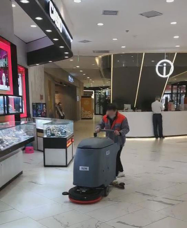 南昌市中山路百盛商場采購使用旭潔X530手推式洗地機
